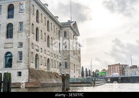 Het Scheepvaartmuseum Musée maritime national bâtiment de maison sur l'eau du canal. Amsterdam, pays-Bas - 27 octobre 2025 Banque D'Images