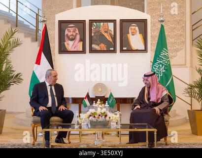 Le Ministre saoudien des affaires étrangères, le Prince Faisal bin Farhan, a reçu Hussein al-Sheikh, Vice-Président du Comité exécutif de l'Organisation de libération de la Palestine, le Ministre saoudien des affaires étrangères, le Prince Faisal bin Farhan, a reçu Hussein al-Sheikh, Vice-Président du Comité exécutif de l'Organisation de libération de la Palestine et Vice-Président de l'État de Palestine, à Riyad, pour discuter des derniers développements et questions d'intérêt commun. Riyad, Arabie saoudite, 30 mars 2026. Photo de l'agence de presse saoudienne apaimages Ukraine Ukraine Arabie Saoudite 300326 Saudi SPO 003 Copyright : xapai Banque D'Images