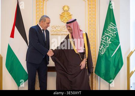 Le Ministre saoudien des affaires étrangères, le Prince Faisal bin Farhan, a reçu Hussein al-Sheikh, Vice-Président du Comité exécutif de l'Organisation de libération de la Palestine, le Ministre saoudien des affaires étrangères, le Prince Faisal bin Farhan, a reçu Hussein al-Sheikh, Vice-Président du Comité exécutif de l'Organisation de libération de la Palestine et Vice-Président de l'État de Palestine, à Riyad, pour discuter des derniers développements et questions d'intérêt commun. Riyad, Arabie saoudite, 30 mars 2026. Photo de l'agence de presse saoudienne apaimages Arabie Saoudite 300326 Saudi SPO 001 Copyright : xapaimagesxSaudixPres Banque D'Images