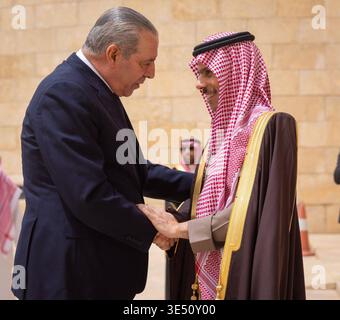 Le Ministre saoudien des affaires étrangères, le Prince Faisal bin Farhan, a reçu Hussein al-Sheikh, Vice-Président du Comité exécutif de l'Organisation de libération de la Palestine, le Ministre saoudien des affaires étrangères, le Prince Faisal bin Farhan, a reçu Hussein al-Sheikh, Vice-Président du Comité exécutif de l'Organisation de libération de la Palestine et Vice-Président de l'État de Palestine, à Riyad, pour discuter des derniers développements et questions d'intérêt commun. Riyad, Arabie saoudite, 30 mars 2026. Photo de l'agence de presse saoudienne apaimages Ukraine Ukraine Arabie Saoudite 300326 Saudi SPO 002 Copyright : xapai Banque D'Images