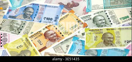 Gros tas de billets d'argent en roupies indiennes billets de banque gros plan. Beaucoup d'argent de monnaie INR indienne en gros paquet. Economie et affaires en Inde Banque D'Images