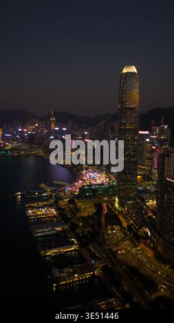 Hong Kong, Hong Kong - 13 février 2026 : vue aérienne du port Victoria et du gratte-ciel illuminé du Centre financier international la nuit avec cit Banque D'Images