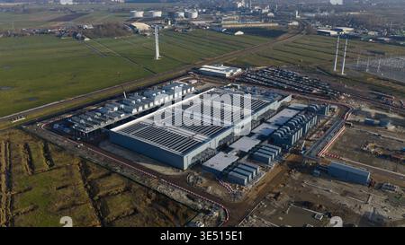 Groningen, pays-Bas - 20 janvier 2026 : vue aérienne du Datacenter Westpoort avec sa grande structure industrielle, ses systèmes de refroidissement et ses environs gr Banque D'Images