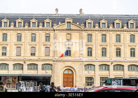 Bâtiment de la préfecture de police de Paris façade du siège. Mur de maison avec drapeau. Vieille rue touristique dans l'architecture du centre-ville. Paris, France - 29 octobre 2025 Banque D'Images