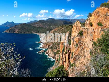 Porto Gulf Corsica extrême route sinueuse sur la falaise verticale au-dessus de la mer. Vue panoramique sur l'autoroute D81 des rochers oranges et de la plage sauvage d'en haut en France. Banque D'Images