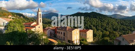 Village de montagne EVisa 11k panorama au coucher du soleil avec église historique. Paysage Corse authentique de maisons traditionnelles en granit et de sommets verdoyants. Majesti Banque D'Images
