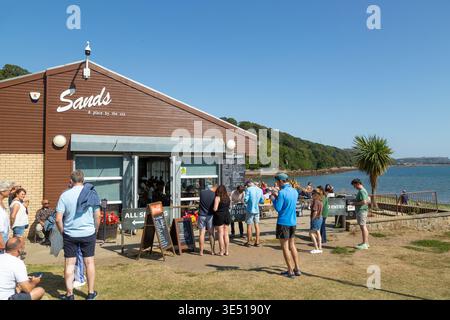 Une journée ensoleillée au Sands Cafe, situé directement sur la plage de Silversands Bay à Aberdour, Fife, Écosse Banque D'Images