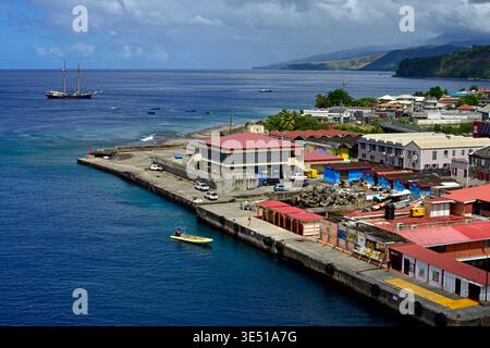 Le voilier 'Wylde Swan' est vu à l'ancre dans la baie de Roseau, Dominique dans les îles du vent. La zone du quai peut être vue au premier plan. Banque D'Images