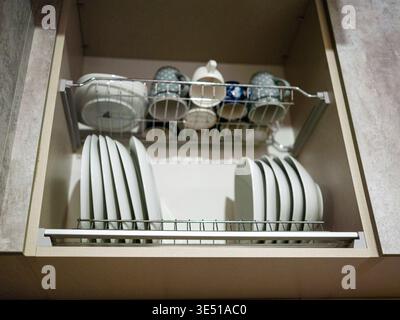 une collection de couverts dans le tiroir de la cuisine ouverte, accroché au mur, prise de vue à faible angle Banque D'Images