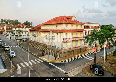Bâtiment historique de style créole abritant le musée Alexandre-Franconie, à Cayenne, Guyane française. Banque D'Images