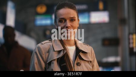 Jeune femme élégante et professionnelle se tient en toute confiance dans le hall des départs de l'aéroport. Émotions positives de voyage, anticipation des vacances et style de vie insouciant de la femme indépendante moderne. Portrait. Banque D'Images