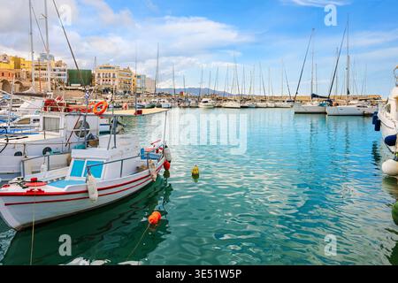 Les bateaux de pêche accostent au port vénitien près de la forteresse de Koules avec la vieille ville historique du bord de mer en arrière-plan, à Héraklion, en Grèce, sur l'île de Crète. Banque D'Images