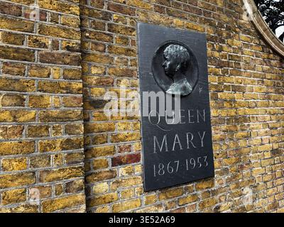 Londres, Royaume-Uni - 02 février 2026 : plaque en relief en bronze lisant Queen Mary 1867 à 1953 montée sur un mur de briques jaunes texturées à Londres, Royaume-Uni Banque D'Images