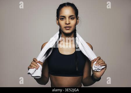Gros plan portrait d'une femme de race mixte en vêtements de sport Banque D'Images