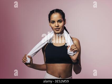 Portrait d'une jeune sportive posant en studio Banque D'Images