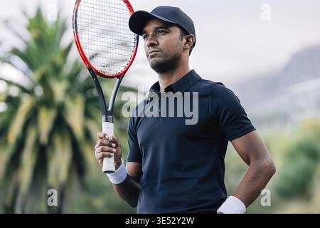 Portrait d'un jeune joueur de tennis avec une raquette Banque D'Images