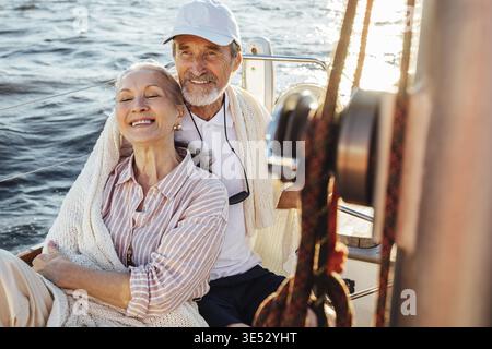Heureux couple d'âge mûr appréciant leurs vacances sur un voilier Banque D'Images