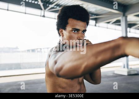 Close up shot of young kickboxer pratiquant les poinçons Banque D'Images