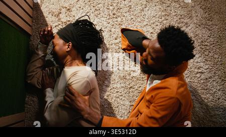 Femme afro-américaine ignorant son petit ami et abandonnant le combat, homme suppliant pour un compromis et demandant une seconde chance. Fille indifférente inintéressée offensée par son partenaire. Banque D'Images
