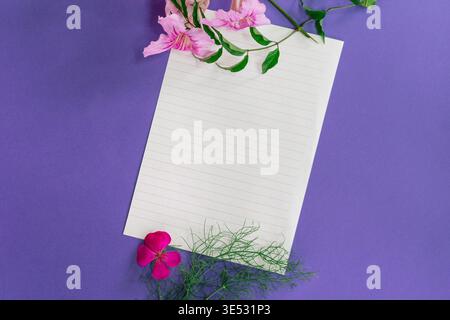 Maquette de papeterie florale avec fleurs roses sur fond violet - modèle de carte de fête des mères et de célébration Banque D'Images