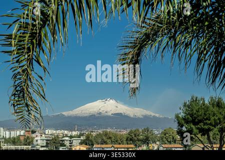 Le volcan Etna vu de l'aéroport de Catane ; ville métropolitaine de Catane, Sicile, Italie Banque D'Images