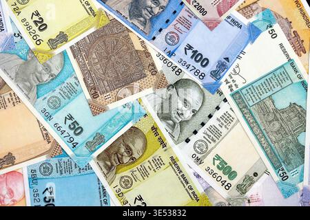 Gros tas de billets d'argent en roupies indiennes billets de banque gros plan. Beaucoup d'argent de monnaie INR indienne en gros paquet. Economie et affaires en Inde Banque D'Images
