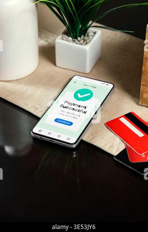 Smartphone avec notification de paiement réussi à l'écran. Concept de banque mobile et de transaction en ligne avec carte de crédit et technolo de finance numérique Banque D'Images