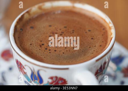 Tasse de café turc avec mousse servi dans un café le matin Banque D'Images
