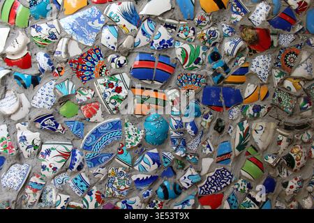 Éclats muraux en mosaïque en céramique colorés septembre été 2024 morceaux de poterie cassés encastrés dans le mortier Istanbul Turquie Banque D'Images