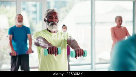 Pilates, poids et personnes âgées en studio pour le fitness, le bien-être ou l'exercice pour l'équilibre. Défi, actif et groupe d'amis âgés dans Banque D'Images