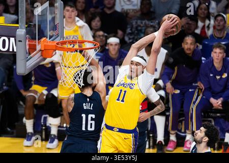 Los Angeles, États-Unis. 30 mars 2026. Jaxson Hayes des Los Angeles Lakers (11 ans) dunque contre Anthony Gill des Washington Wizards (16 ans) lors d'un match de basket-ball NBA au Crypto.com Arena le lundi 30 mars 2026 à Los Angeles. Crédit : SOPA images Limited/Alamy Live News Banque D'Images