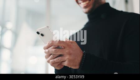Mains, affaires et homme avec téléphone dans le bureau pour la recherche, la navigation sur le site Web et le prix de la propriété. Sourire, personne masculine et mobile pour programmer la visualisation Banque D'Images