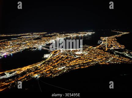 Vue panoramique de nuit sur l'île de Tromso et le front de mer, Norvège Banque D'Images