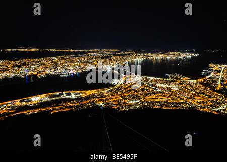 Vue aérienne de nuit du port et du pont de Tromso, Norvège Banque D'Images