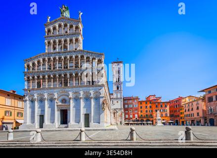 Lucques, Italie. Chiesa di San Michele in Foro, journée d'été avec ciel bleu clair en Toscane. Banque D'Images