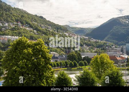 Bergen, Norvège - 7 juillet 2024 : vue panoramique sur la colline résidentielle et le paysage urbain en été Banque D'Images