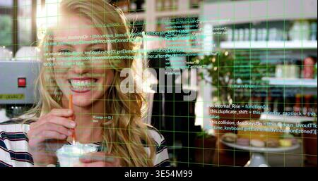 Femme souriante tenant une boisson froide à la crème fouettée au comptoir du café, dans le dessus rayé, superposition de code vert Banque D'Images