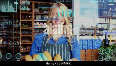 Femme souriante portant une chemise en denim et un tablier rayé tenant des pains ronds derrière le comptoir du marché, HUD Banque D'Images