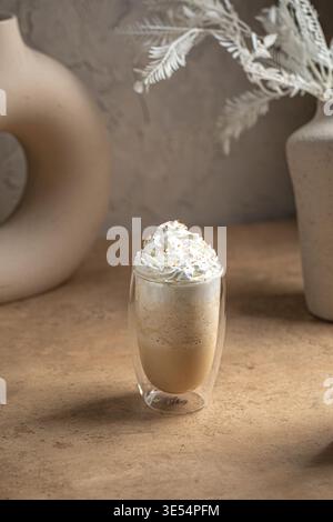 Boisson au café avec crème fouettée dans une tasse en verre Banque D'Images