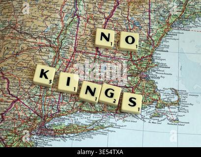Boston & New York State No Kings NoKings proteste aux États-Unis sur une carte contre Donald Trump agissant comme un roi Banque D'Images