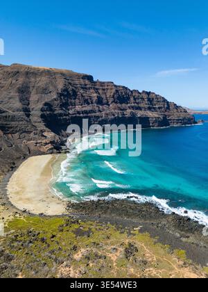 Espagne, Îles Canaries, Île de Lanzarote, Orzola, plage de Cantria (vue aérienne) Banque D'Images