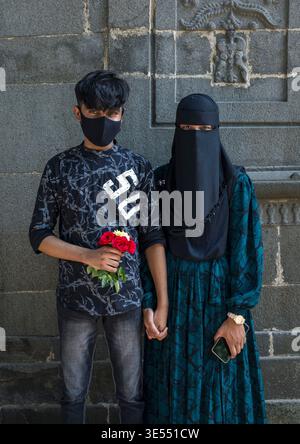 Bangladesh, division Rajshahi, Kusumba, couple de jeunes musulmans dans la mosquée de Kusumba Banque D'Images