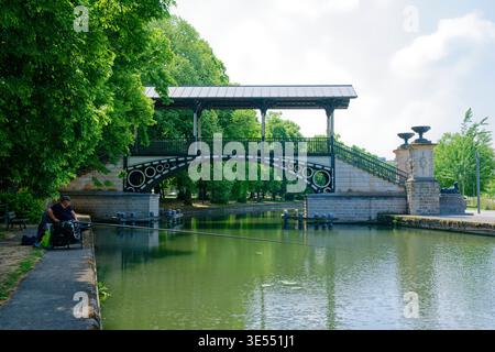 France, Nord, Lille, Pont Napoléon, canal de la moyenne Deule, le seul pont piétonnier couvert de France Banque D'Images