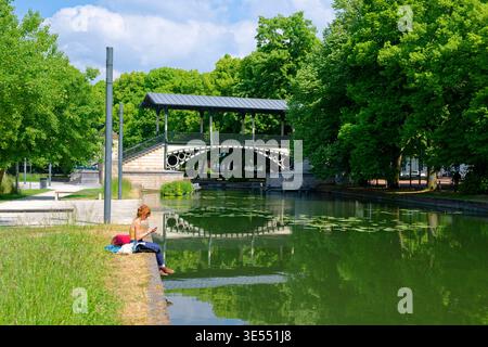 France, Nord, Lille, Pont Napoléon, canal de la moyenne Deule, le seul pont piétonnier couvert de France Banque D'Images