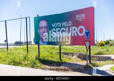 FARO, PORTUGAL, 30 MARS 2026 : Billboard Showering Pelo Seguro, qui a remporté les élections présidentielles portugaises en février 2026 Billboard Showering P Banque D'Images