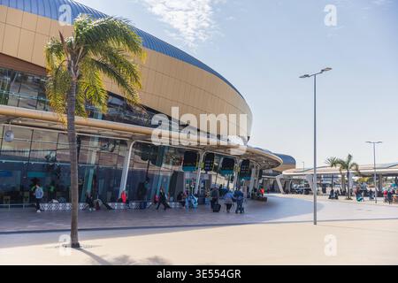FARO, PORTUGAL - 30 MARS 2026 : bâtiment du terminal de l'aéroport de Faro avec des voyageurs. Extérieur du terminal de l'aéroport de Faro avec les voyageurs. Faro Portugal * Banque D'Images