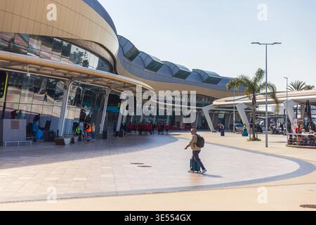 FARO, PORTUGAL - 30 MARS 2026 : bâtiment du terminal de l'aéroport de Faro avec des voyageurs. Extérieur du terminal de l'aéroport de Faro avec les voyageurs. Faro Portugal * Banque D'Images