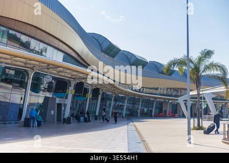 FARO, PORTUGAL - 30 MARS 2026 : bâtiment du terminal de l'aéroport de Faro avec des voyageurs. Extérieur du terminal de l'aéroport de Faro avec les voyageurs. Faro Portugal * Banque D'Images