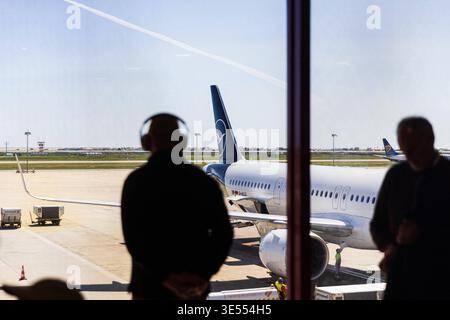 FARO, PORTUGAL - 30 MARS 2026 Silhouette de 2 passagers attendant de monter à bord de leur avion Lufthansa à l'aéroport de Faro. Silhouette de 2 passagers en attente Banque D'Images