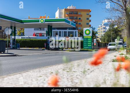 FARO, PORTUGAL - 30 MARS 2026 : vue du totem de BP British Petroleum montrant tous les prix du gaz à la station moderne. Prix atteignant des sommets record en raison du j Banque D'Images